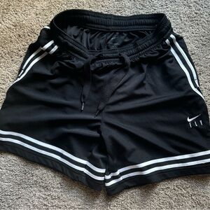 Nike Women’s Fly Crossover Basketball Shorts